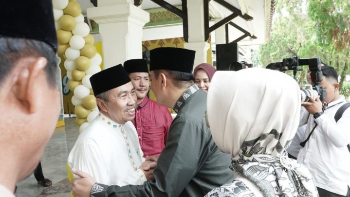 Gubri dan Wagub Riau Gelar Halal Bihalal dengan Masyarakat Gubri dan Wagub Riau Gelar Halal Bihalal dengan Masyarakat