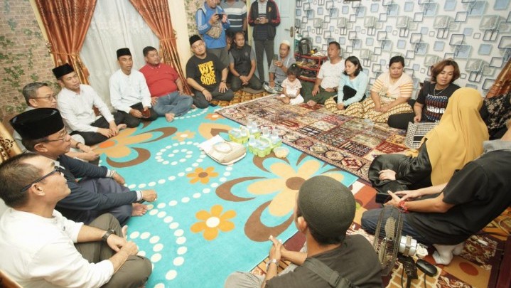 Rumah Duka Korban Laka Laut SB Evelyn Calisca 01 Disambangi Bupati HM Wardan Rumah Duka Korban Laka Laut SB Evelyn Calisca 01 Disambangi Bupati HM Wardan