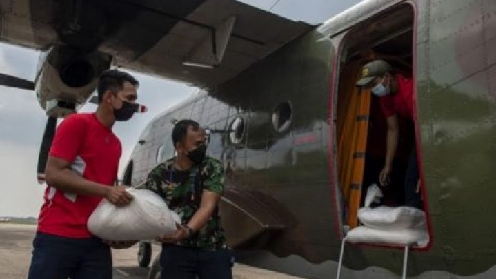 9 Ton Garam Diisemai di Langit Pesisir Riau