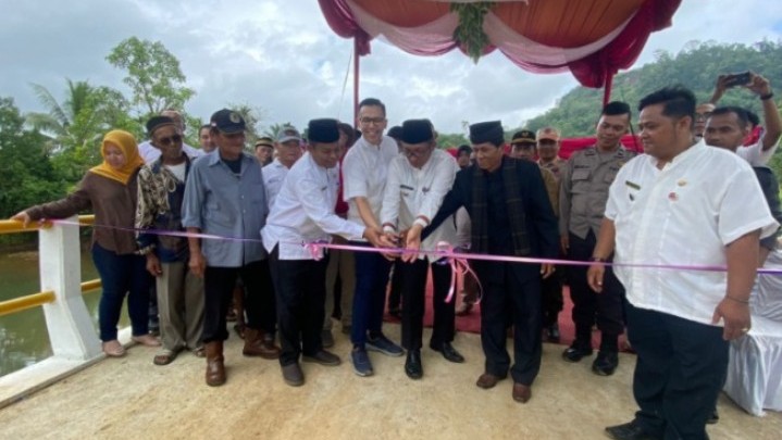 Warga Padang Bangun Jembatan Senilai Hampir Rp1 Miliar dengan Dana Pribadi Warga Padang Bangun Jembatan Senilai Hampir Rp1 Miliar dengan Dana Pribadi