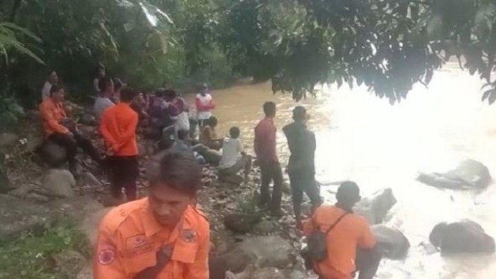 Pemancing Hanyut Terseret Arus Sungai Batang Gumanti Solok Pemancing Hanyut Terseret Arus Sungai Batang Gumanti Solok
