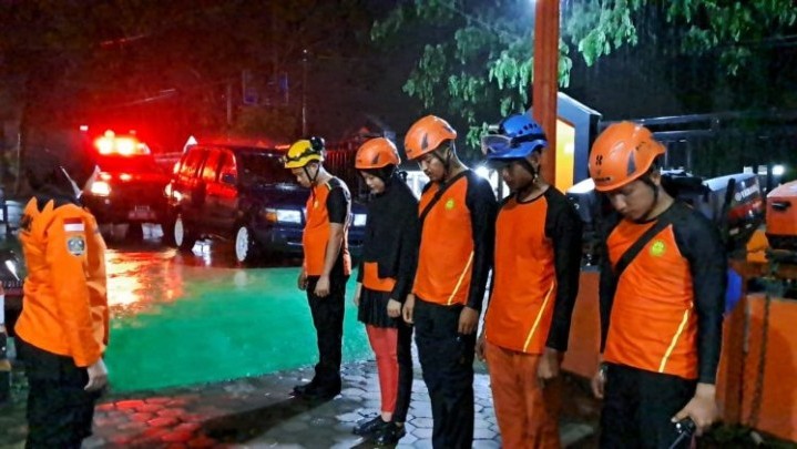 Mandi di Parit, Bocah Tiga Tahun Hanyut di Tunggul Hitam Padang Mandi di Parit, Bocah Tiga Tahun Hanyut di Tunggul Hitam Padang