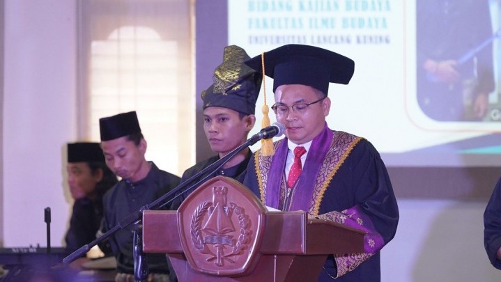 Guru Besar Bidang Kajian Budaya Dikukuhkan pada Rektor Unilak Guru Besar Bidang Kajian Budaya Dikukuhkan pada Rektor Unilak