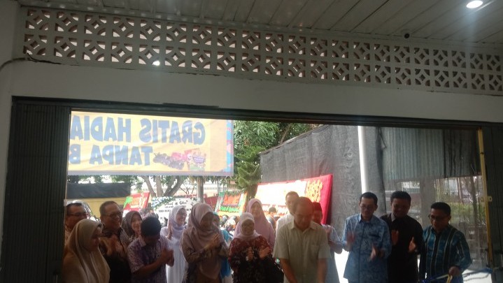 Ditandai Dengan Pemotongan Pita, Gerai Oleh-oleh dan Kado Pak Cik Wan Resmi Dibuka