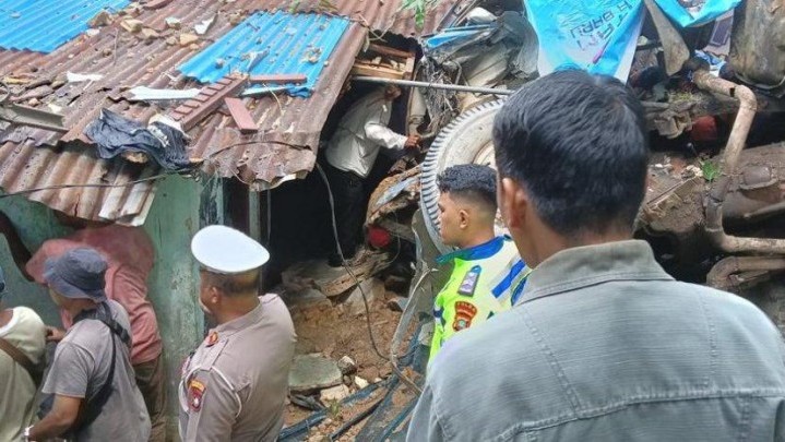 Kecelakaan di Bekong Jaya Batam, Truk Molen Timpa 2 Rumah dan 2 Motor Kecelakaan di Bekong Jaya Batam, Truk Molen Timpa 2 Rumah dan 2 Motor