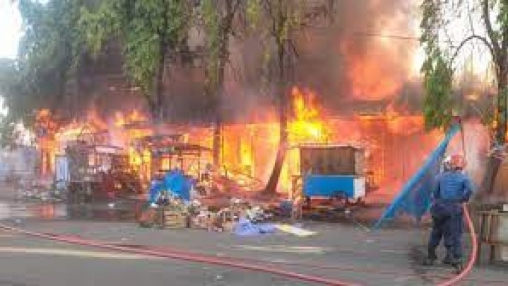 40 Kios Ludes Terbakar di Depan Matahari Lama Pasar Raya Padang 40 Kios Ludes Terbakar di Depan Matahari Lama Pasar Raya Padang