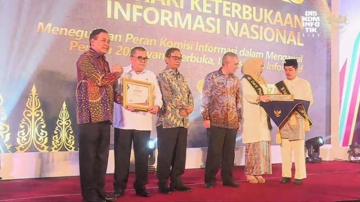 Komitmen Dalam Mendorong Keterbukaan Informasi Publik, Pemprov Riau Raih Penghargaan Komitmen Dalam Mendorong Keterbukaan Informasi Publik, Pemprov Riau Raih Penghargaan