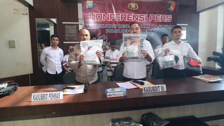 Pelaku Pecah Kaca Mobil Beraksi di Batam, Korban Rugi Rp 310 Juta Pelaku Pecah Kaca Mobil Beraksi di Batam, Korban Rugi Rp 310 Juta