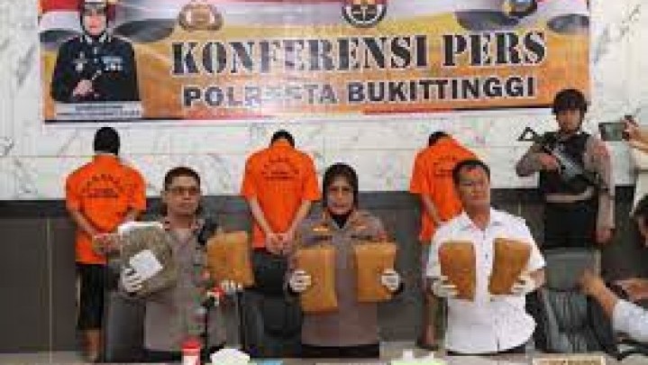 Polisi Sebut di Bukittinggi Lagi Tren Kirim Narkoba Modus Paket Polisi Sebut di Bukittinggi Lagi Tren Kirim Narkoba Modus Paket