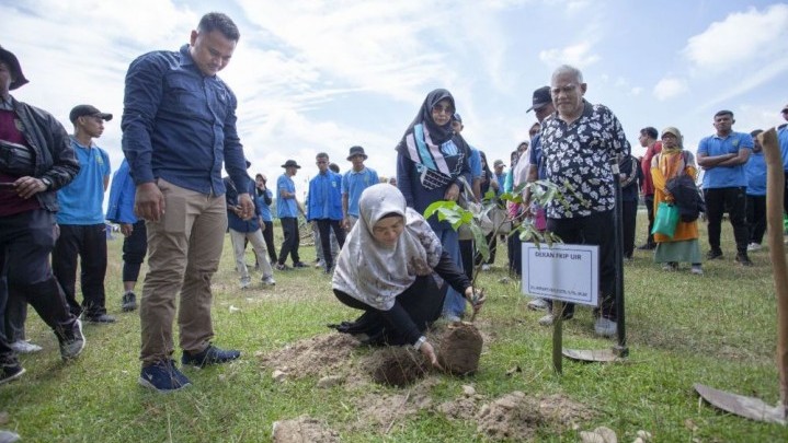 1.000 Pohon Ditanam di Desa Empat Balai dalam Giat Milad FKIP UIR
