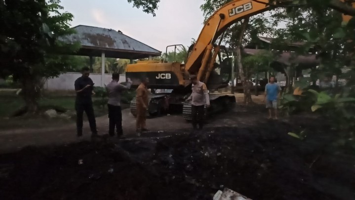 Polisi Timbun Daging Sitaan yang Dijarah Warga dari TPA Bengkalis Polisi Timbun Daging Sitaan yang Dijarah Warga dari TPA Bengkalis