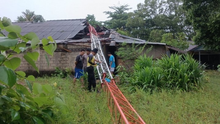 Tower Radio HT di Tanjungpinang Tumbang Timpa Rumah Tower Radio HT di Tanjungpinang Tumbang Timpa Rumah