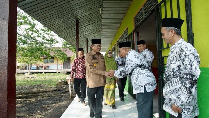 Akses Jalan Menuju Sekolah hingga Nasib Tenaga Honor Diadukan Guru pada Bupati HM Wardan Akses Jalan Menuju Sekolah hingga Nasib Tenaga Honor Diadukan Guru pada Bupati HM Wardan