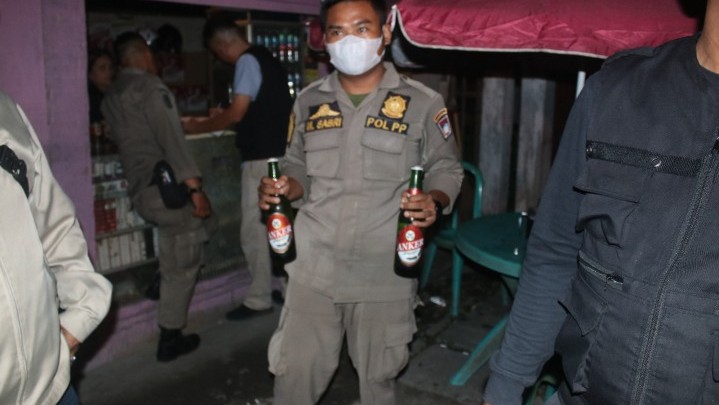 Satpol PP Kota Padang Amankan Lima Wanita, Ini Penyebabnya Satpol PP Kota Padang Amankan Lima Wanita, Ini Penyebabnya