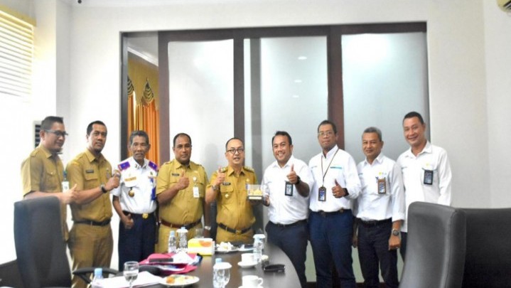 Pj Bupati Firdaus Minta PLN Pasang Jaringan Listrik ke Seluruh Desa di Kampar Pj Bupati Firdaus Minta PLN Pasang Jaringan Listrik ke Seluruh Desa di Kampar