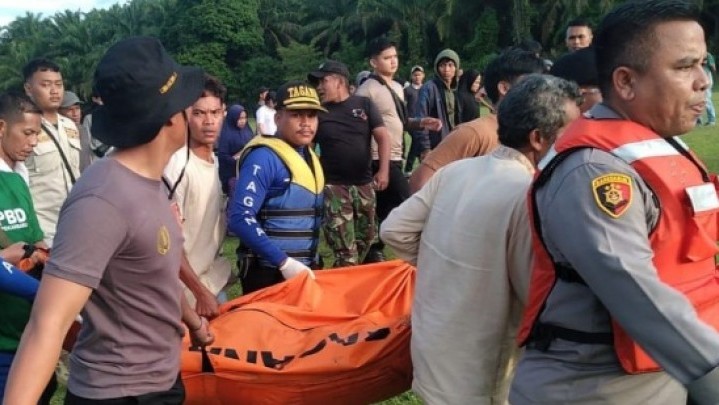 Akhirnya Mahasiswa PCR yang Tenggelam di Sungai Kampar Ditemukan Akhirnya Mahasiswa PCR yang Tenggelam di Sungai Kampar Ditemukan