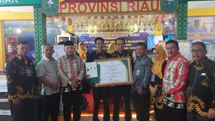 Gubri Syamsuar Dianugerahi Menteri Kemendes PDTT RI Penghargaan