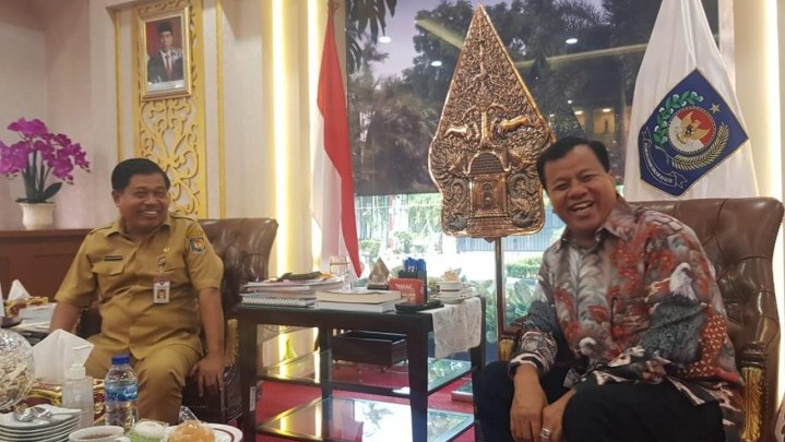 Bahas Penyelenggaraan Pemerintah, Plt Bupati Kuansing Temui Sekjen Kemendagri Bahas Penyelenggaraan Pemerintah, Plt Bupati Kuansing Temui Sekjen Kemendagri