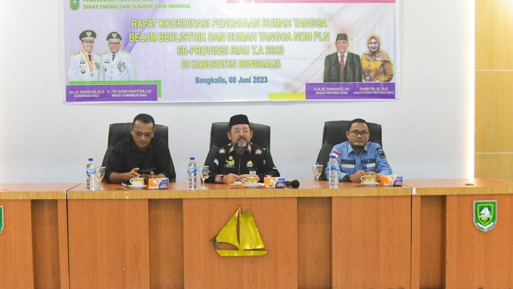 Pemkab Bengkalis Bahas Pemasangan Listrik Gratis Pemkab Bengkalis Bahas Pemasangan Listrik Gratis