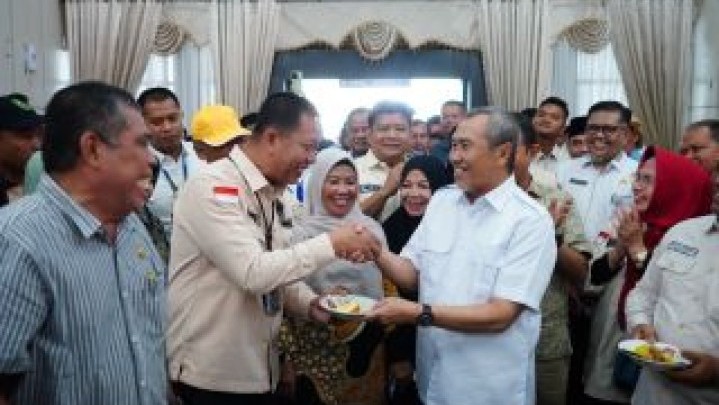 Gubri Lepas Kontingen Riau Menuju Penas Petani Nelayan XVII 2023 Gubri Lepas Kontingen Riau Menuju Penas Petani Nelayan XVII 2023