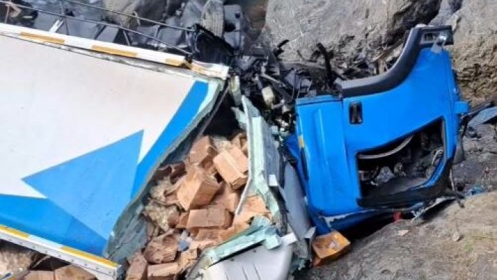 Truk Terjun ke Sungai Jalan Raya Padang-Solok