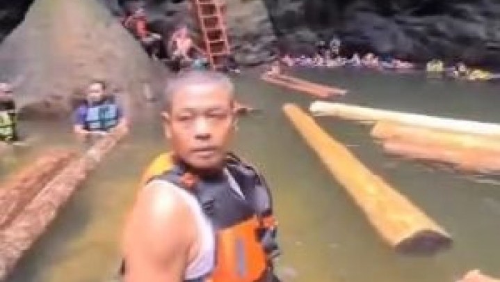 Wisatawan Temukan Tebangan Kayu Besar di Sungai Gulamo Kampar Wisatawan Temukan Tebangan Kayu Besar di Sungai Gulamo Kampar
