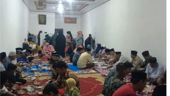 Masyarakat Senang Afrizal Naaf mau Berbaur Saat Syukuran Pindah Rumah di Desa Balam Jaya Masyarakat Senang Afrizal Naaf mau Berbaur Saat Syukuran Pindah Rumah di Desa Balam Jaya