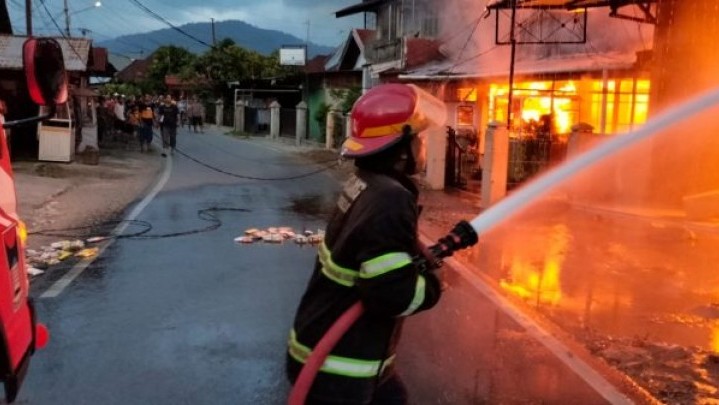 Kebakaran di Lubuk Begalung Padang, Kerugian Miliaran Rupiah Kebakaran di Lubuk Begalung Padang, Kerugian Miliaran Rupiah