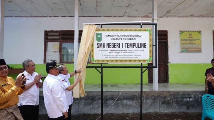 SMK Negeri 1 Tempuling Diresmikan Gubri Syamsuar
