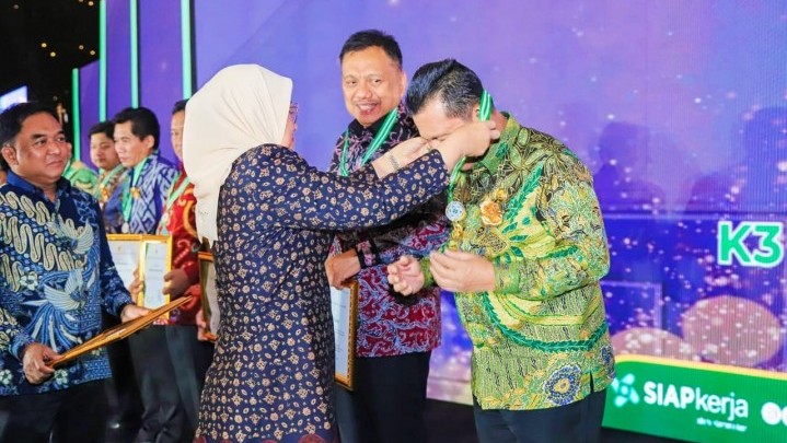 Gubernur Kepri Terima Penghargaan Pembina K3 Terbaik Gubernur Kepri Terima Penghargaan Pembina K3 Terbaik