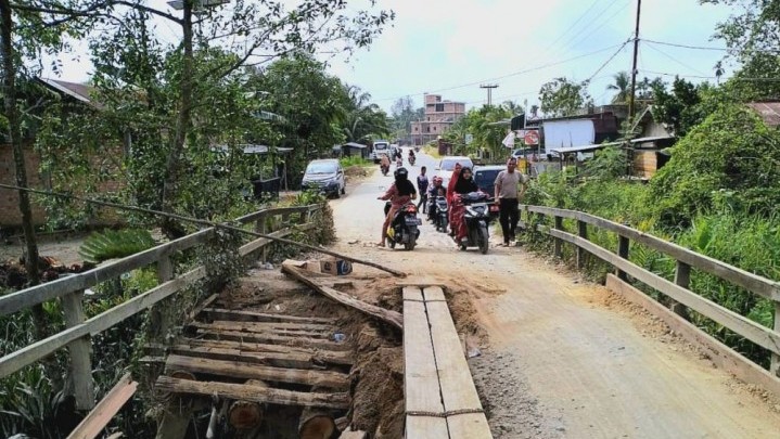 Dinas PUPR Riau Perbaiki Jembatan Ambruk di Inhil
