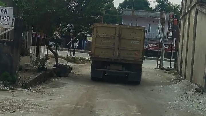 Masyarakat Desa Kualu Nenas Kampar Kesalkan Banyak Jalan Berlobang Akibat Mobil Material Jalan Tol dan Galian C