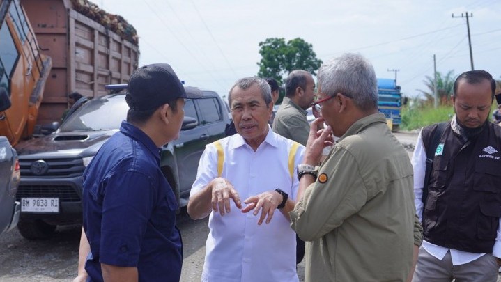 Pembangunan Jalan Terkedala Banjir, Camat dan Kades Diminta Gubri Berunding Pembangunan Jalan Terkedala Banjir, Camat dan Kades Diminta Gubri Berunding