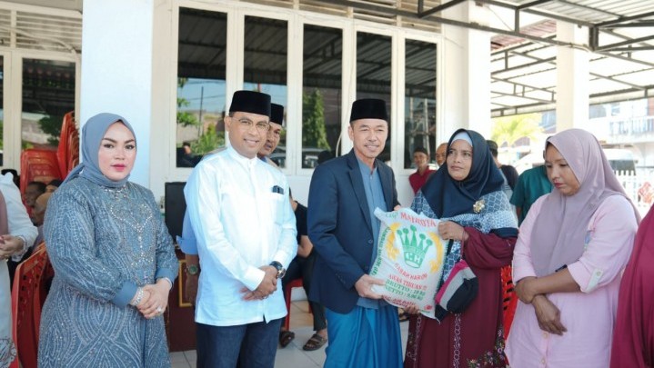 Bupati Rohil Salurkan Sembako di Momentum Idul Adha