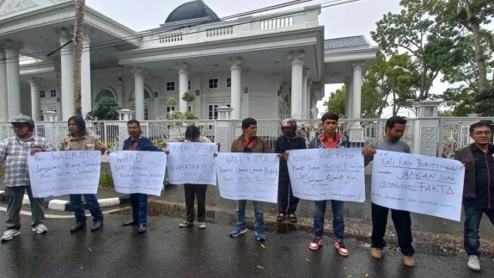 Wartawan di Bukittinggi Gelar Aksi Gegara Wako Ermas Safar Dinilai Batasi Kerja Jurnalis Wartawan di Bukittinggi Gelar Aksi Gegara Wako Ermas Safar Dinilai Batasi Kerja Jurnalis