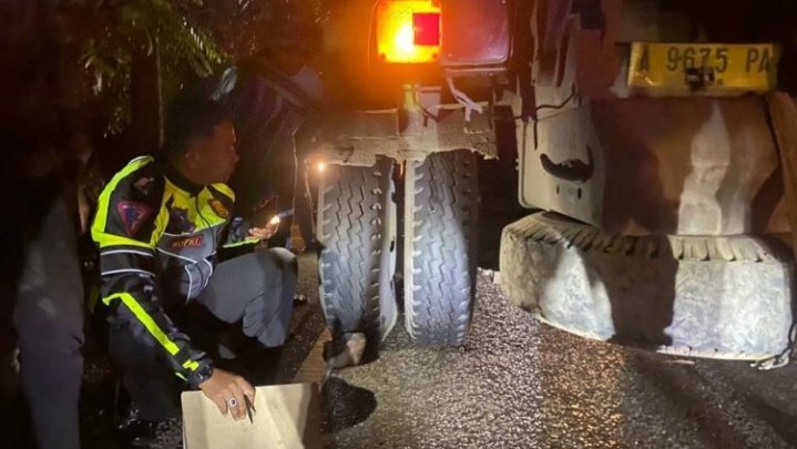 Jatuh saat Menyalip, Pemotor Meninggal Terlindas Truk Jatuh saat Menyalip, Pemotor Meninggal Terlindas Truk