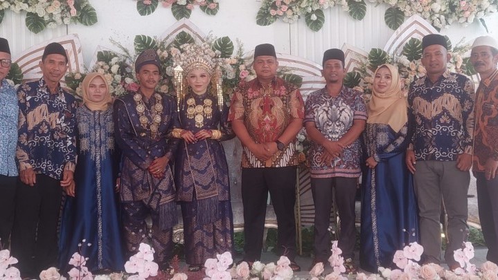 Afrizal Naaf Hadiri Acara Pernikahan di Desa Aur Sati Kampar Afrizal Naaf Hadiri Acara Pernikahan di Desa Aur Sati Kampar