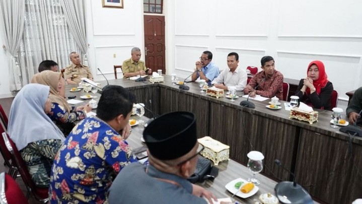 Gubri Syamsuar Dapat Aduan Perwakilan Kepsek SMA Gubri Syamsuar Dapat Aduan Perwakilan Kepsek SMA