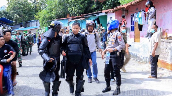 Anggota Kepolisian Diserang saat Pengggusuran di Tangki 1000 Batam Anggota Kepolisian Diserang saat Pengggusuran di Tangki 1000 Batam