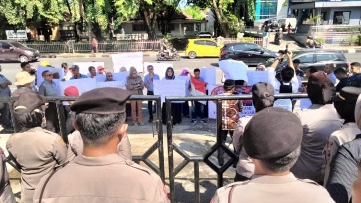 Warga Nanggalo Gelar Aksi ke Disdik Sumbar, Protes PPDB Jalur Zonasi