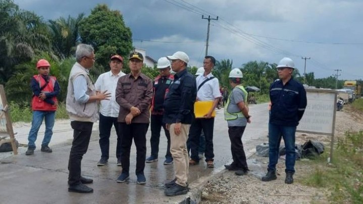 Gubernur Riau Tinjau Pembangunan Jalan Rigid Mahato - Simpang Manggala