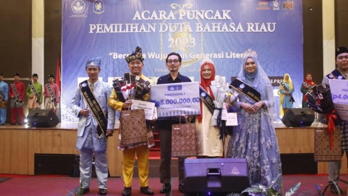 Duta Bahasa Riau 2023 Dipercayakan pada Rosti Novrina dan Khansen Pranata Wirantober Duta Bahasa Riau 2023 Dipercayakan pada Rosti Novrina dan Khansen Pranata Wirantober