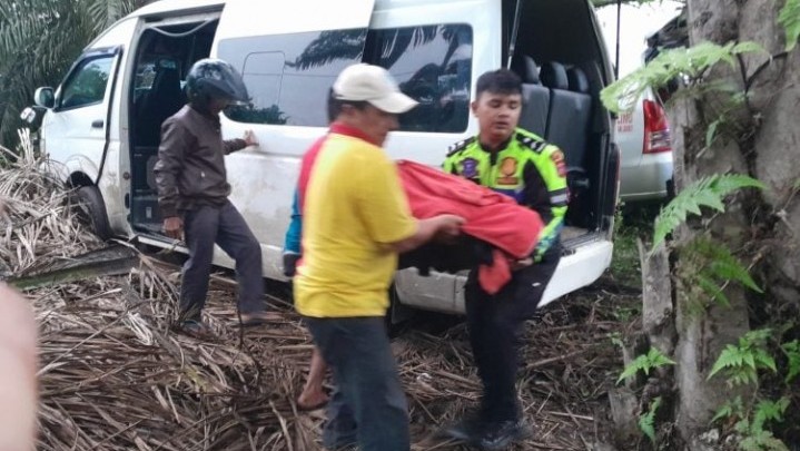 Kecelakaan di Jalinsum Dharmasraya, 1 Tewas 3 Luka-luka Kecelakaan di Jalinsum Dharmasraya, 1 Tewas 3 Luka-luka