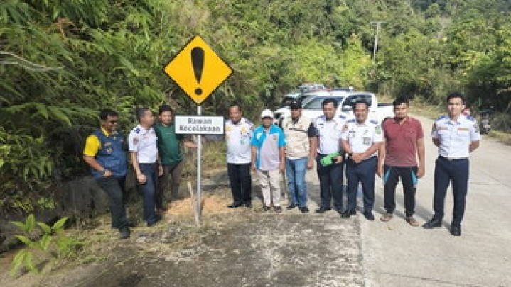 Dishub Riau Pasang Rambu Peringatan di Desa Muara Selaya Lokasi Kecelakaan Mahasiwa Unri Dishub Riau Pasang Rambu Peringatan di Desa Muara Selaya Lokasi Kecelakaan Mahasiwa Unri