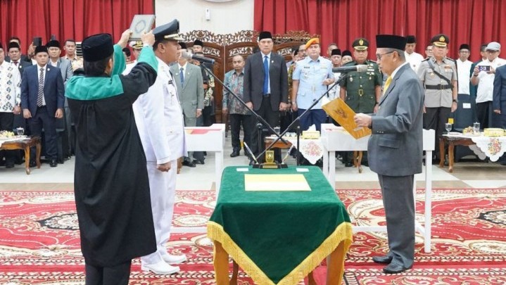 Dilantik Gubri, Suhardiman Amby Jadi Bupati Definitif Kuansing