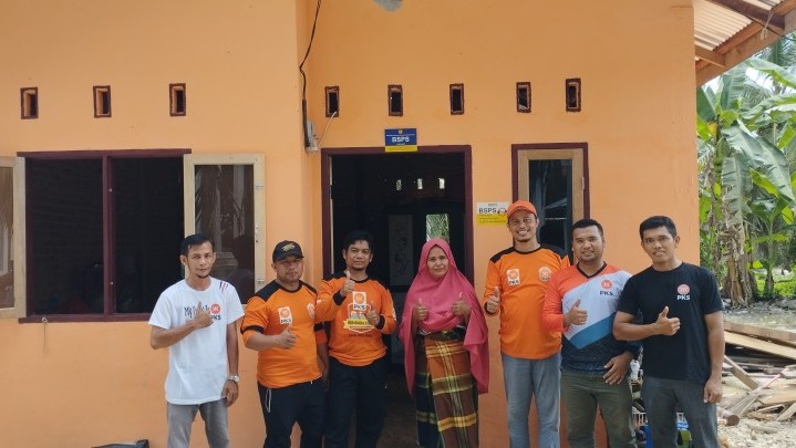 DPC PKS Tambang Gotong Royong Perbaiki Rumah Warga Kurang Mampu DPC PKS Tambang Gotong Royong Perbaiki Rumah Warga Kurang Mampu