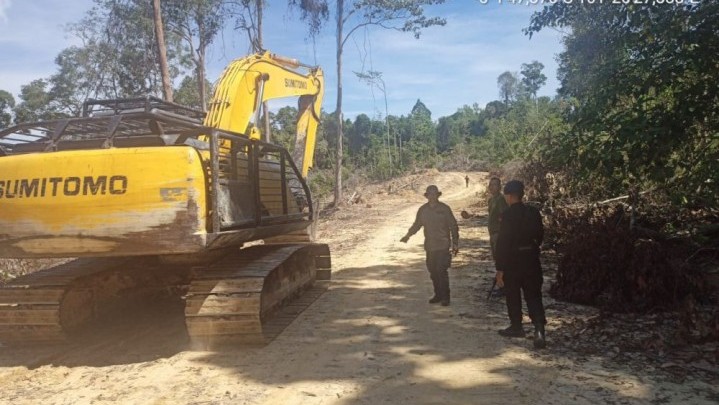 Polhut Amankan Operator Alat Berat Perambah Hutan di Gunung Sahilan Polhut Amankan Operator Alat Berat Perambah Hutan di Gunung Sahilan