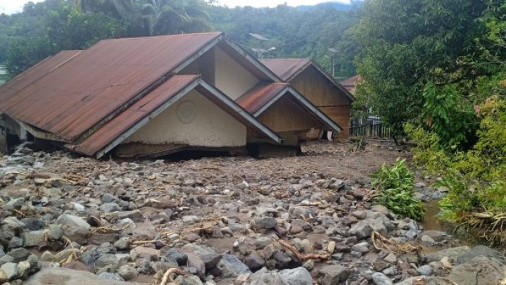 Muhammadiyah Salurkan Paket Makanan untuk Korban Banjir dan Longsor di Agam