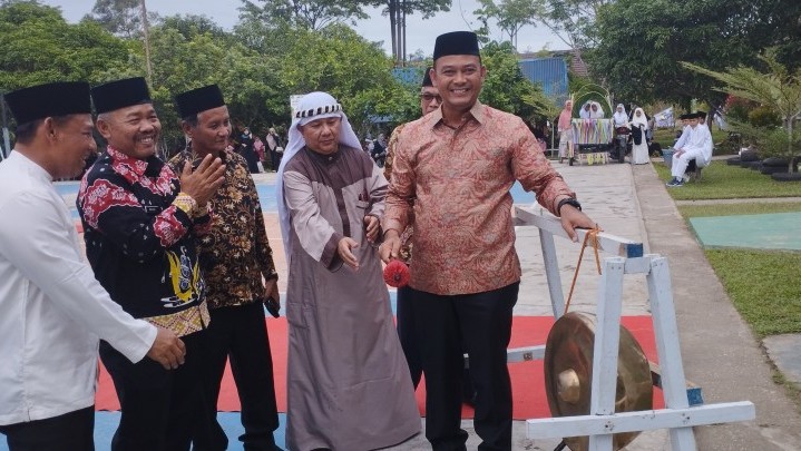 Bersama Ninik Mamak, Ketua DPRD Kampar Buka Secara Resmi Gebyar 1 Muharram di MAN 3 Kampar Bersama Ninik Mamak, Ketua DPRD Kampar Buka Secara Resmi Gebyar 1 Muharram di MAN 3 Kampar