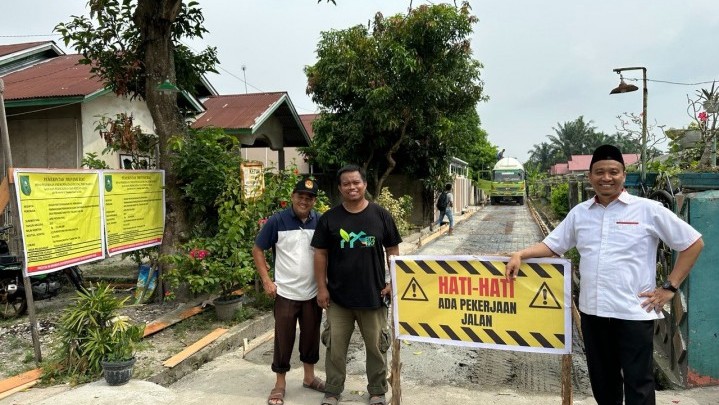 Sering Terjadi Kecelakaan, Akses Jalan Menuju Sekolah Disemenisasi, Emak-emak: Terimakasih Pak Markarius Anwar Sering Terjadi Kecelakaan, Akses Jalan Menuju Sekolah Disemenisasi, Emak-emak: Terimakasih Pak Markarius Anwar